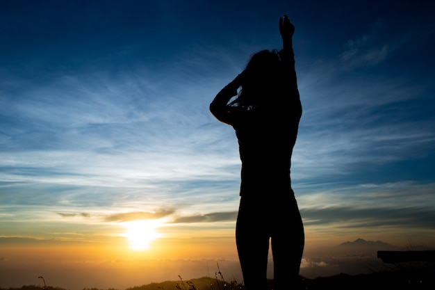 Photo gratuite contre-jour. silhouette de fille. bali. indonisya