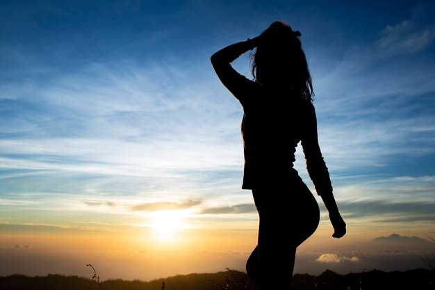 Contre-jour. silhouette de fille. Bali. Indonisya