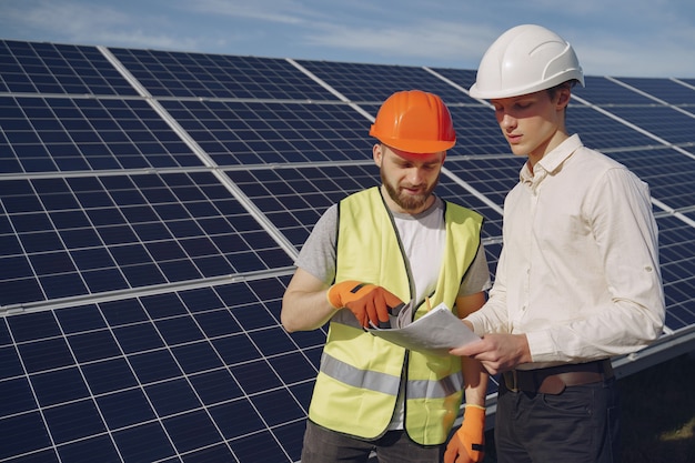 Contremaître et homme d'affaires à la station d'énergie solaire.