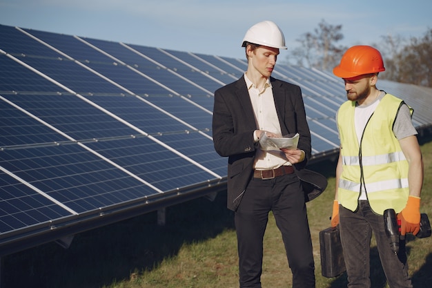 Contremaître et homme d'affaires à la station d'énergie solaire.