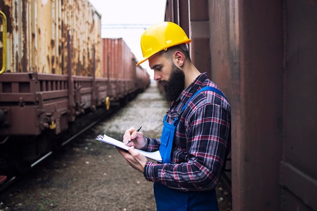 Contrôle des conteneurs de fret arrivés via les trains de marchandises