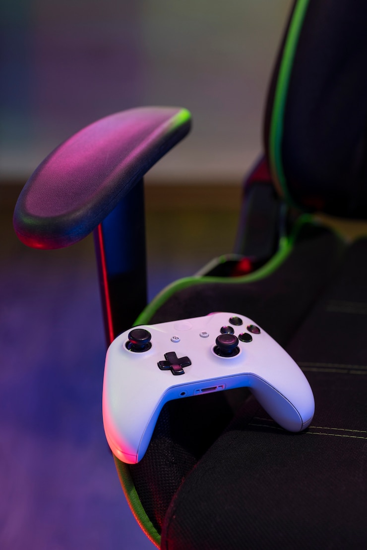 Photo gratuit contrôleur d'angle élevé sur la chaise de jeu