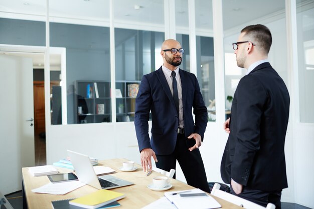 Conversation au bureau