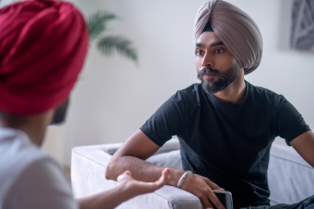 Conversation. Deux hommes en turban parlant et semblant impliqués