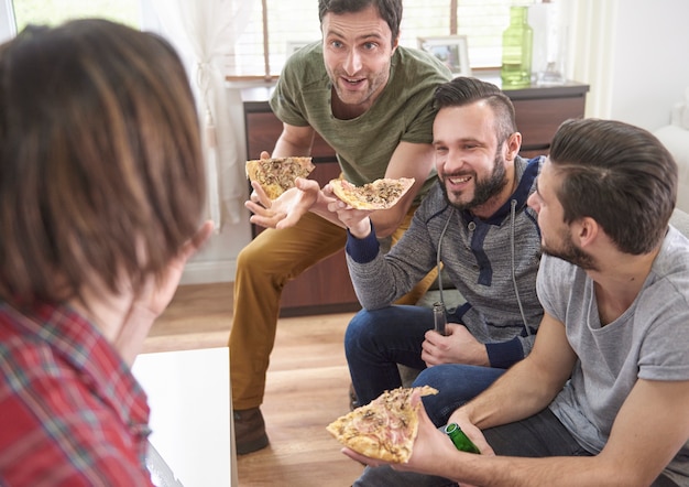 Conversation drôle entre quatre hommes