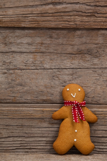 Cookie avec la forme de la personne sur une table en bois