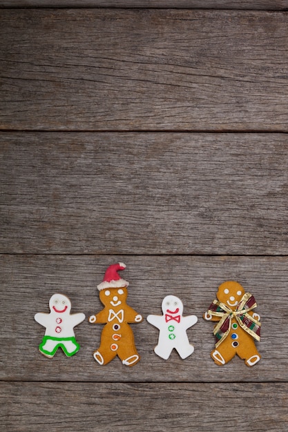 Photo gratuite cookie avec la forme de la personne sur une table en bois