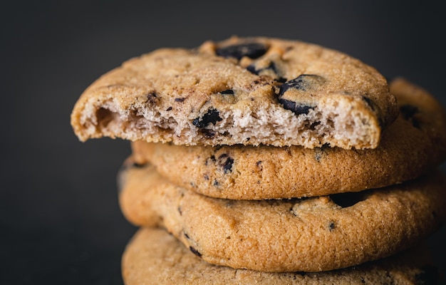 Photo gratuite cookies aux pépites de chocolat se bouchent sur un fond noir