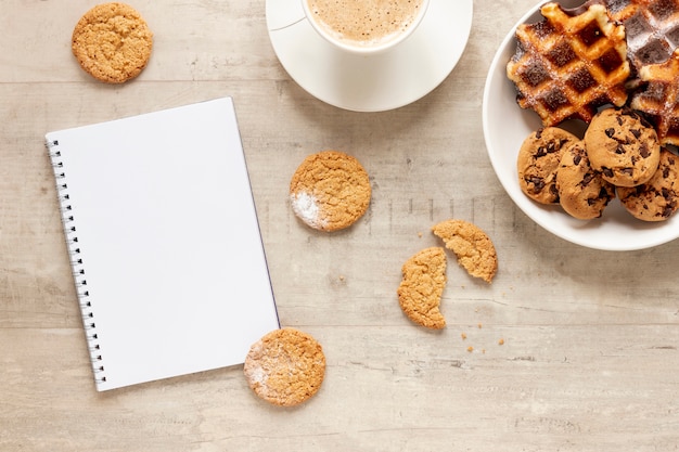 Photo gratuite cookies de cahier et café