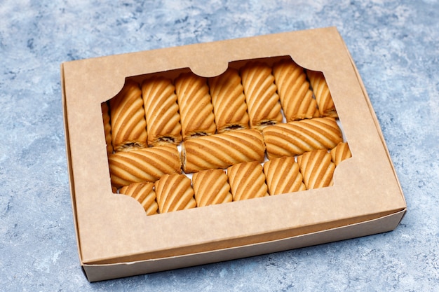 Cookies avec de la confiture sur une surface en béton