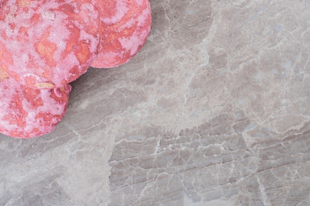 Cookies regroupés dans un petit tas sur une surface en marbre