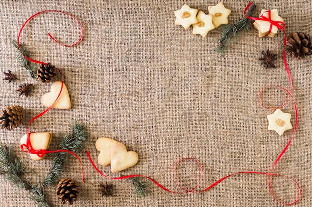 Cookies avec des rubans et des branches