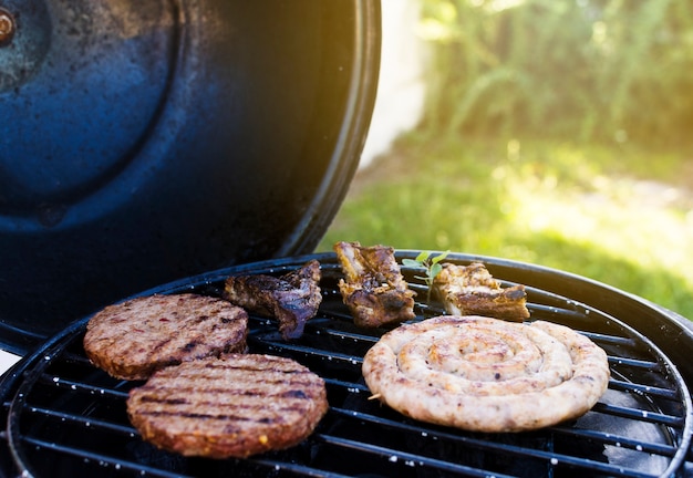 Photo gratuite cookout dans le jardin d'été