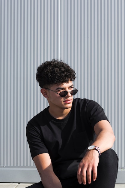 Cool black avec les cheveux bouclés dans les lunettes de soleil