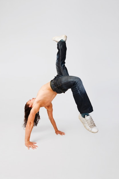 Cool breakdancer se dégageant sur fond commun