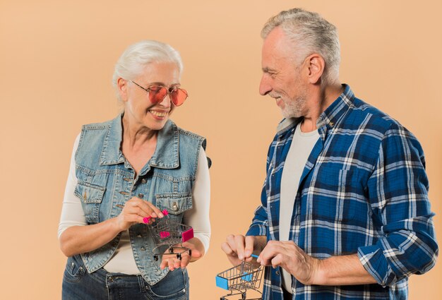 Photo gratuite cool couple de personnes âgées avec des caddies