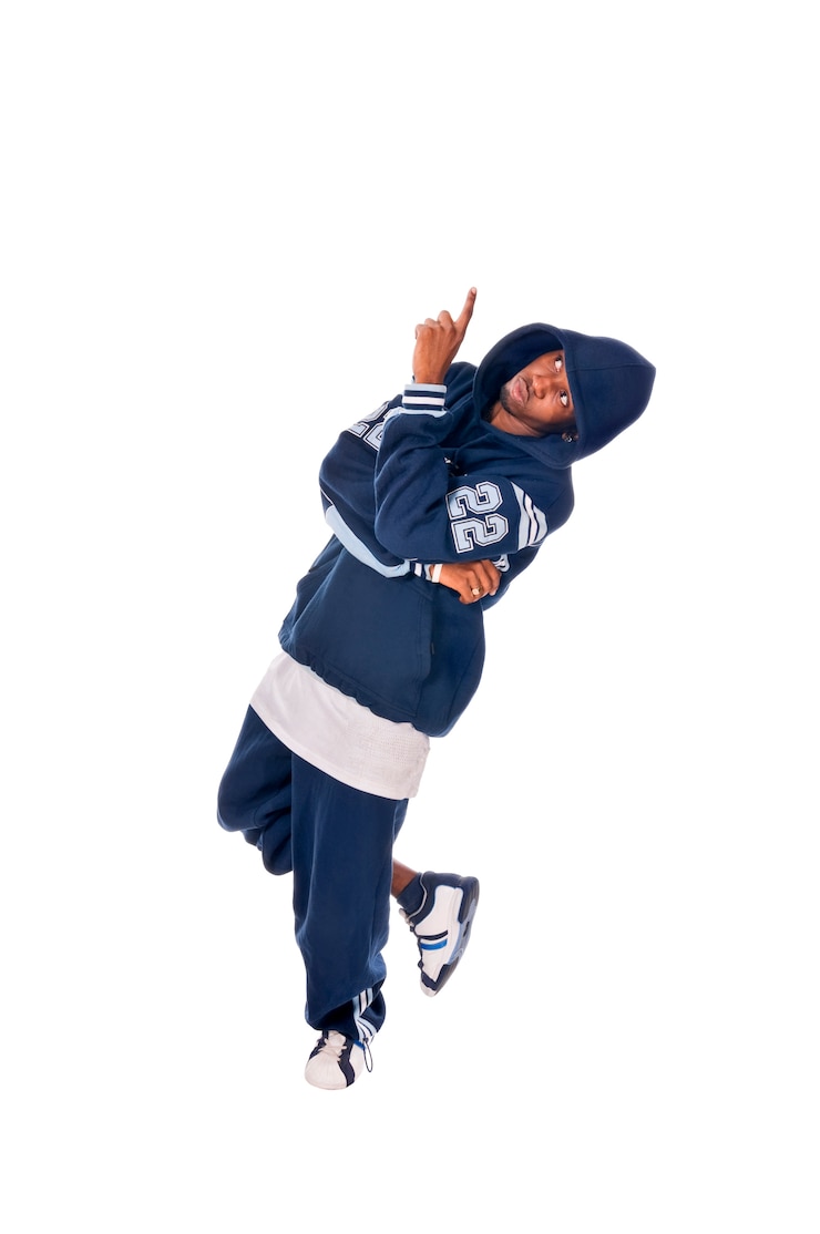 Photo gratuit cool jeune homme hip-hop sur fond blanc