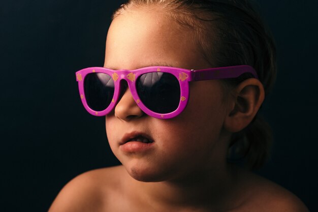 Cool Kid avec des lunettes de soleil