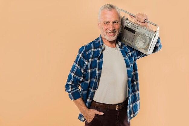 Cool senior homme avec ghetto blaster