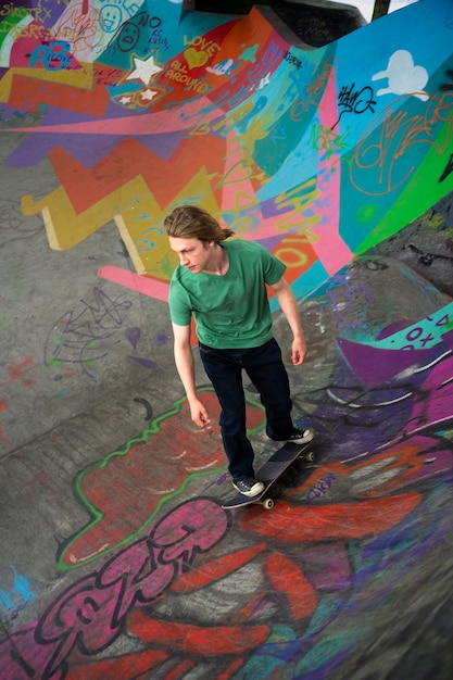 Photo gratuite cool teen sur skateboard grand angle