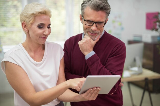 Photo gratuite coopération à l'intérieur du bureau