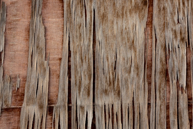 Copeaux de bois usés sur une surface vieillie