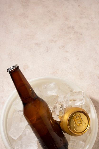 Photo gratuite copie de la bière et de la bière et peut sur seau avec des glaçons