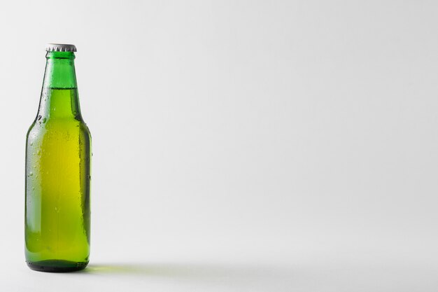Copie-espace bouteille de bière sur la table