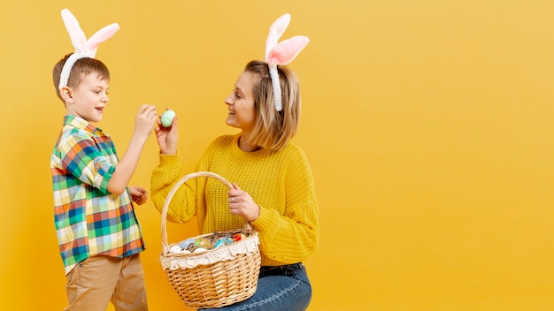 Copie espace mère et fils avec des oeufs peints