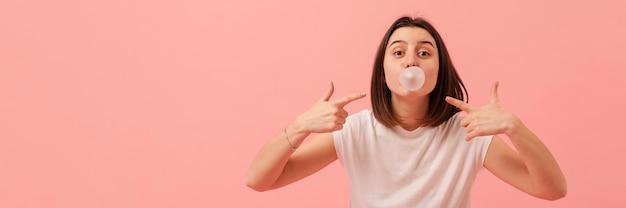 Copie espace pointant sur bubble-gum