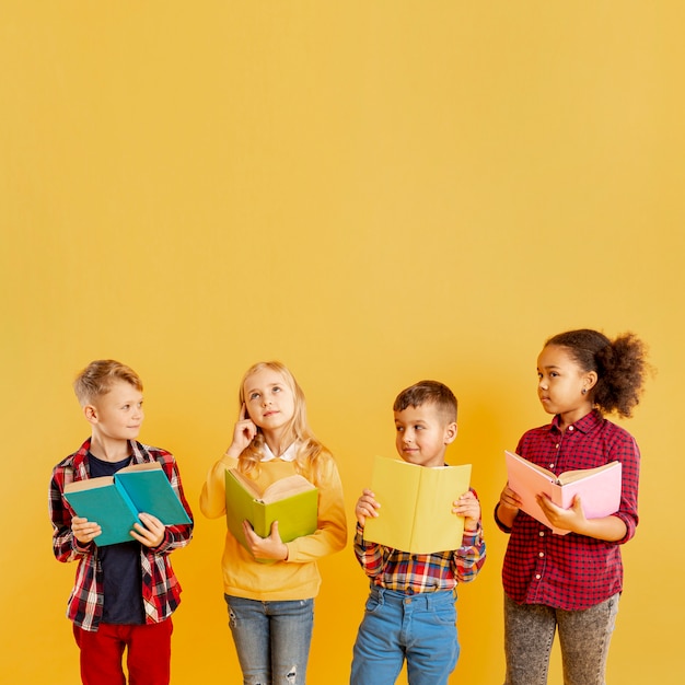 Photo gratuite copie d'espace pour les enfants lors de la journée du livre