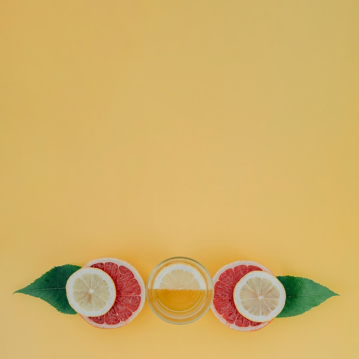 Photo gratuit copier l'espace avec un mélange de fruits et de jus