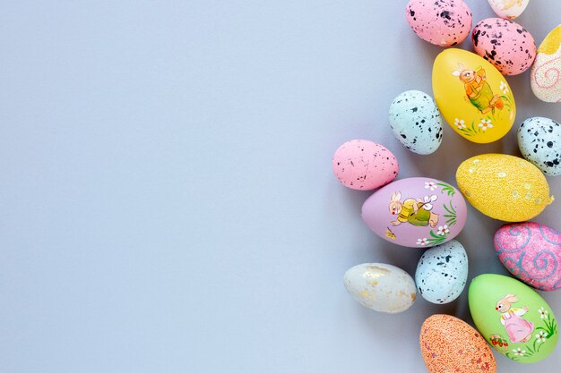 Copier l'espace des oeufs de Pâques peints sur table