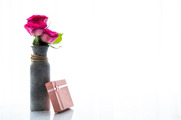 Copier l&#39;espace vase de roses avec cadeau
