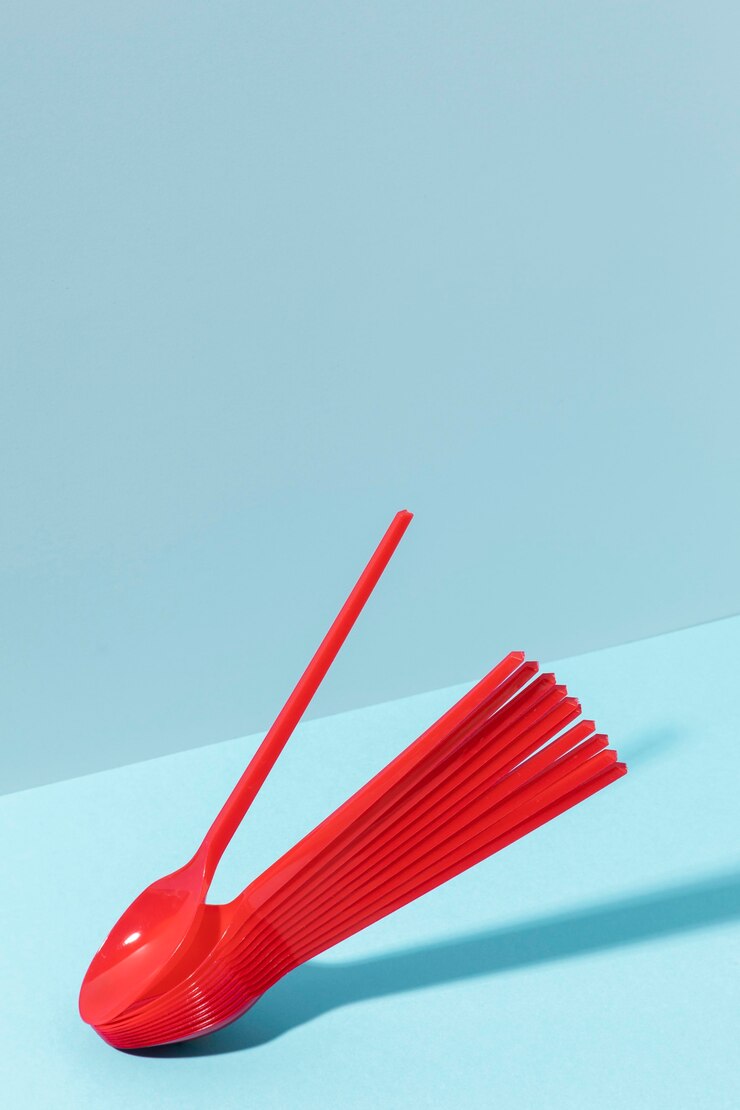 Photo gratuit copiez l'espace cuillères en plastique rouge