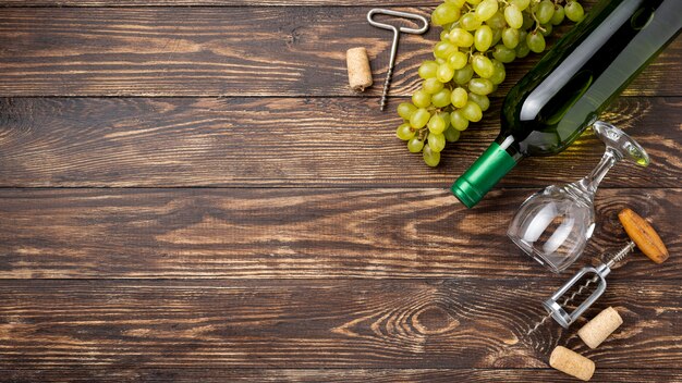 Copiez l'espace raisins et vin sur table