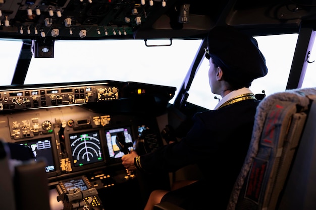 Copilote Aidant Le Capitaine à Piloter Un Avion Avec Commande De Cabine Et Boutons Sur La Navigation Du Tableau De Bord. Pilotage D'aéronefs Avec Boussole Radar, Pare-brise Et Interrupteur Ou Levier Du Panneau De Commande.