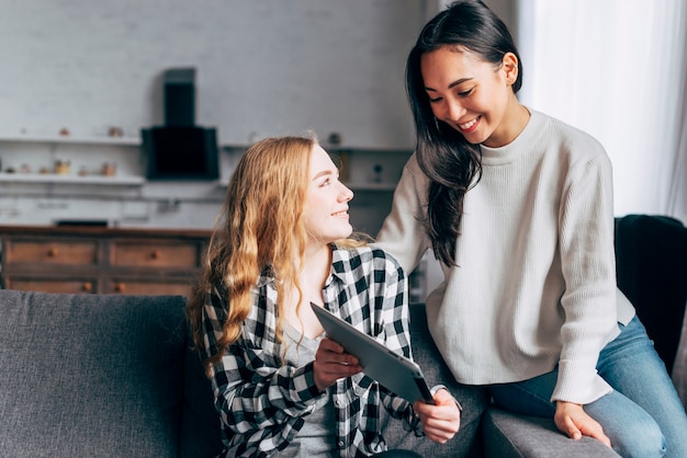 Copines à l&#39;aide de tablette à la maison