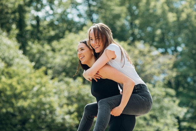 Copines avoir bon temps dans parc