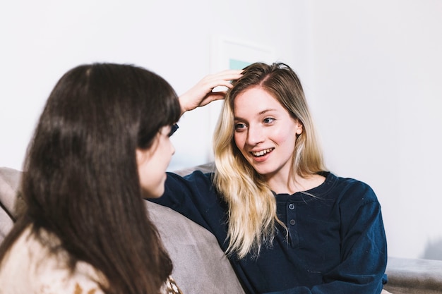 Copines excitées partageant avec les nouvelles