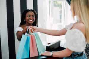 Photo gratuite copines faire des courses ensemble