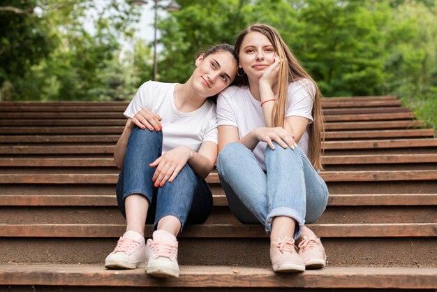 Copines posant dans les escaliers