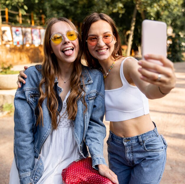 Copines prenant selfie