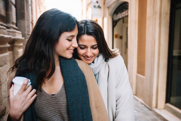 Photo gratuite copines romantiques se promener le matin