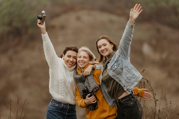 Copines de Smiley prenant des photos