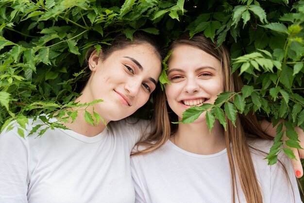 Copines souriant et regardant la caméra