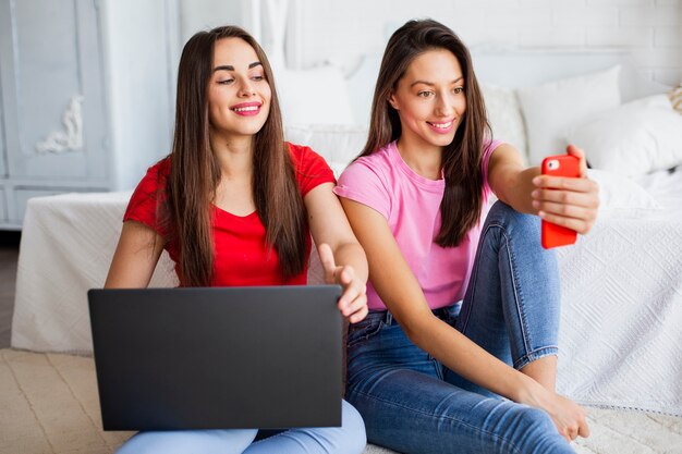 Copines vue de face prenant selfie