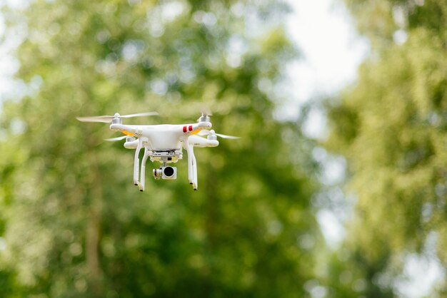 Copter avec un appareil photo numérique volant haut dans les airs, prendre des photos