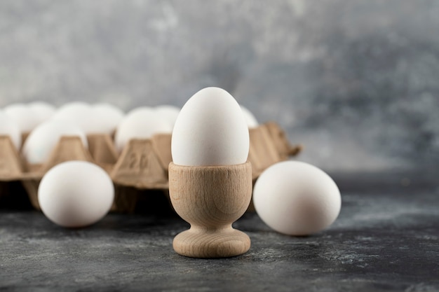 Un Coquetier En Bois Avec Un œuf De Poule Bouilli.