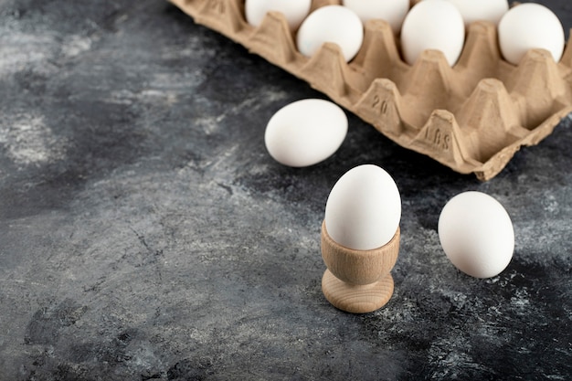 Un coquetier en bois avec un œuf de poule bouilli.